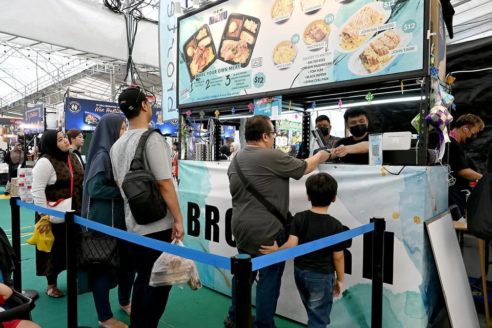 Pelanggan beratur panjang di reruai Brostern, yang sesuai buat dijadikan juadah berbuka atau sahur. 