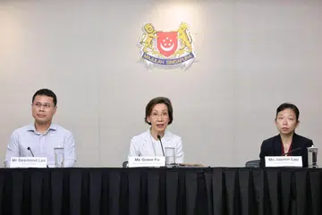 Menteri Kemampanan dan Sekitaran, Cik Grace Fu (tengah), bersama Menteri Pendidikan, Encik Desmond Lee (kiri), dan Pemangku Menteri Tenaga Manusia, Cik Jasmin Lau (kanan) dalam satu sidang media pada 16 Oktober untuk memberi kemas kini tentang keadaan jerebu di Singapura dan langkah-langkah yang diambil.