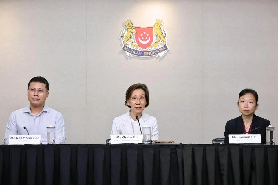 Menteri Kemampanan dan Sekitaran, Cik Grace Fu (tengah), bersama Menteri Pendidikan, Encik Desmond Lee (kiri), dan Pemangku Menteri Tenaga Manusia, Cik Jasmin Lau (kanan) dalam satu sidang media pada 16 Oktober untuk memberi kemas kini tentang keadaan jerebu di Singapura dan langkah-langkah yang diambil.