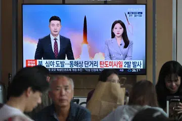 SAMBUT ULANG TAHUN: Orang ramai menonton siaran berita mengenai rakaman ujian peluru berpandu Korea Utara menerusi skrin televisyen di Seoul pada Selasa. 