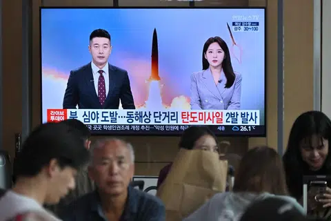 SAMBUT ULANG TAHUN: Orang ramai menonton siaran berita mengenai rakaman ujian peluru berpandu Korea Utara menerusi skrin televisyen di Seoul pada Selasa. 