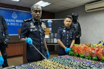 Datuk M Kumar menunjukkan antara rampasan hasil menumpaskan sebuah sindiket pengedaran dadah sempena satu sidang media di IPK Johor.
