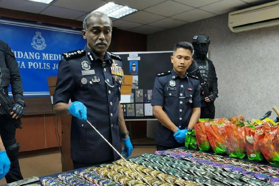 Datuk M Kumar menunjukkan antara rampasan hasil menumpaskan sebuah sindiket pengedaran dadah sempena satu sidang media di IPK Johor.