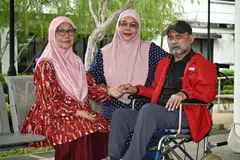 Legenda tinju Singapura, Syed Abdul Kadir (kanan),  bergambar bersama isteri, Cik Zalia Jaafar (kiri), dan anaknya, Sharifah Ummu Hanni, telah dianugerahkan Singapore Sport Hall of Fame 2024, atau Dewan Kemasyhuran Sukan Singapura 2024, pada 6 Februari.