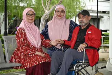 Legenda tinju Singapura, Syed Abdul Kadir (kanan),  bergambar bersama isteri, Cik Zalia Jaafar (kiri), dan anaknya, Sharifah Ummu Hanni, telah dianugerahkan Singapore Sport Hall of Fame 2024, atau Dewan Kemasyhuran Sukan Singapura 2024, pada 6 Februari.