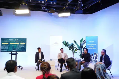 Moderator sesi perbincangan pasca-Belanjawan 2024 anjuran bersama Berita Harian dan Dewan Perniagaan dan Perusahaan Melayu Singapura (DPPMS), bendahari kehormat DPPMS, Encik Shamir Wahid (kiri), berinteraksi dengan ahli panel  (dua dari kiri) Presiden DPPMS, Encik Abu Bakar Mohd Nor; Menteri Negara Kanan (Tenaga Manusia merangkap Pertahanan), Encik Zaqy Mohamad; dan Editor Berita Harian/Berita Minggu, Encik Nazry Mokhtar  –  tentang langkah sokongan yang diumumkan untuk perniagaan dan juga untuk pekerja pertingkat kemahiran.