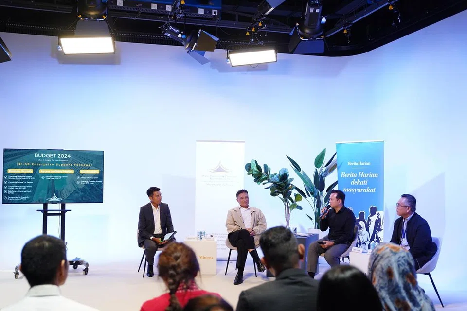 Moderator sesi perbincangan pasca-Belanjawan 2024 anjuran bersama Berita Harian dan Dewan Perniagaan dan Perusahaan Melayu Singapura (DPPMS), bendahari kehormat DPPMS, Encik Shamir Wahid (kiri), berinteraksi dengan ahli panel  (dua dari kiri) Presiden DPPMS, Encik Abu Bakar Mohd Nor; Menteri Negara Kanan (Tenaga Manusia merangkap Pertahanan), Encik Zaqy Mohamad; dan Editor Berita Harian/Berita Minggu, Encik Nazry Mokhtar  –  tentang langkah sokongan yang diumumkan untuk perniagaan dan juga untuk pekerja pertingkat kemahiran.