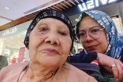 (kanan) Cik Aisah Bakar bersama ibunya (kiri) Cik Osna Osni semasa meluangkan masa bersama keluarganya di pusat beli-belah IMM.