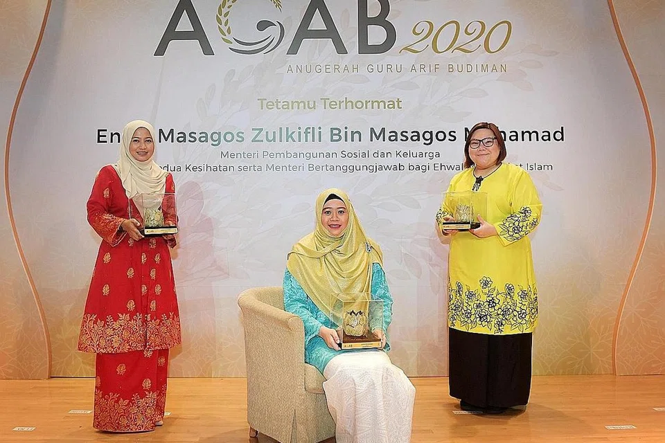 GURU ARIF BUDIMAN: Penerima Anugerah Guru Arif Budiman (Agab) tahun lalu, (dari kiri) Cikgu Elna Hussin, Cikgu Syahirah Sa'adon dan Cikgu Siti Rohani Selamat. - Foto fail BH