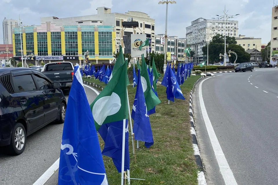 PERTEMBUNGAN DUA GERGASI: Bendera, poster dan sepanduk BN dan PAS mula dipacak di tempat-tempat strategik di sekitar pusat bandar Kuala Terengganu sebagai menggambarkan kehangatan PRN15 yang bakal berlangsung pada 12 Ogos. BN akan mengetuai cabaran Kerajaan Perpaduan PH-BH dalam PRN di Terengganu kali ini, manakala PAS akan mewakili gabungan Perikatan Nasional (PN), yang turut termasuk Bersatu dan Gerakan.