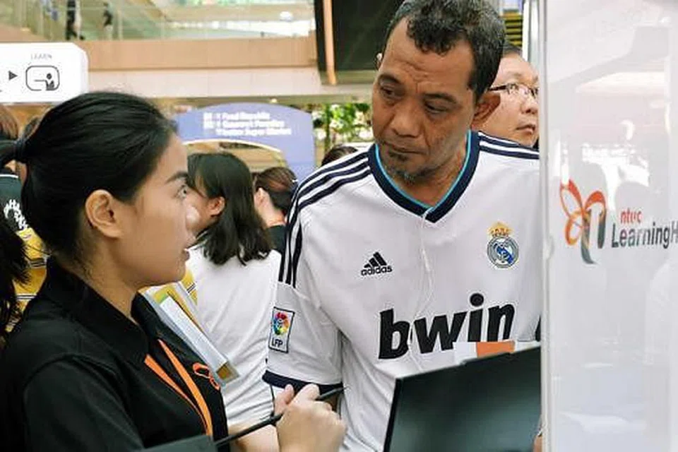 PERTINGKAT DIRI: Encik Zulkipli mendapatkan maklumat lanjut mengenai kursus yang mahu diambil menggunakan SkillsFuture.