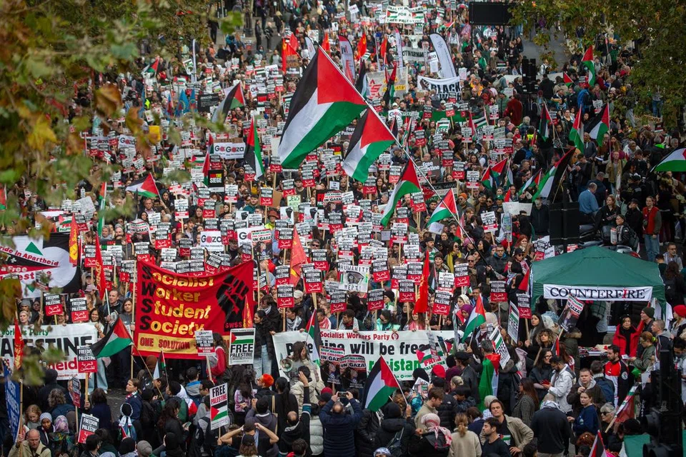 PAMER SOKONGAN: Ribuan rakyat Britain menunjukkan sokongan kepada penduduk Gaza dan menuntut genjatan senjata bagi mengelakkan lagi banyak nyawa terkorban dalam satu perhimpunan
aman, Solidariti bersama Palestin, pada 28 Oktober.