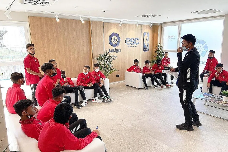 PELUANG KEEMASAN: Seramai 20 pemain bola sepak berusia antara 12 hingga 13 tahun di bawah program Akademi Bola Sepak Singapura (SFA) terpilih untuk mengikuti latihan luar negara di Madrid, Sepanyol selama sebulan.