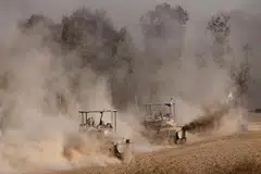Kereta kebal Israel bergerak berhampiran sempadan Israel-Gaza pada 5 Jun, sedang Amerika Syarikat mengemukakan pelan tiga fasa Israel yang akan menamatkan peperangan, pembebasan semua tawanan oleh kumpulan Palestin, serta membawa kepada pembinaan semula Semenanjung Gaza tanpa Hamas memegang kuasa.