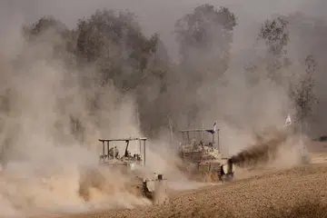 Kereta kebal Israel bergerak berhampiran sempadan Israel-Gaza pada 5 Jun, sedang Amerika Syarikat mengemukakan pelan tiga fasa Israel yang akan menamatkan peperangan, pembebasan semua tawanan oleh kumpulan Palestin, serta membawa kepada pembinaan semula Semenanjung Gaza tanpa Hamas memegang kuasa.