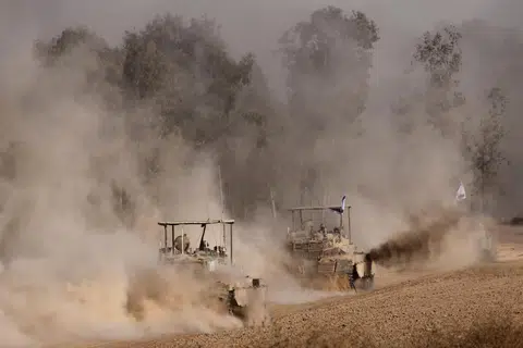 Kereta kebal Israel bergerak berhampiran sempadan Israel-Gaza pada 5 Jun, sedang Amerika Syarikat mengemukakan pelan tiga fasa Israel yang akan menamatkan peperangan, pembebasan semua tawanan oleh kumpulan Palestin, serta membawa kepada pembinaan semula Semenanjung Gaza tanpa Hamas memegang kuasa.