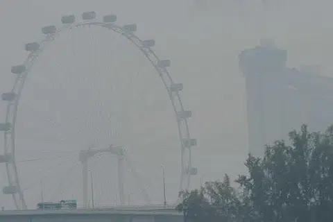MASIH KABUR: Mutu udara bertambah baik semalam meskipun masih berada di paras sangat tidak sihat. - Foto TAUFIK A. KADER