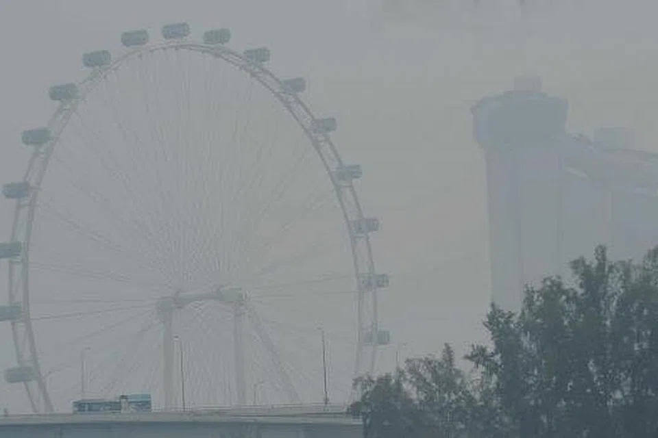 MASIH KABUR: Mutu udara bertambah baik semalam meskipun masih berada di paras sangat tidak sihat. - Foto TAUFIK A. KADER