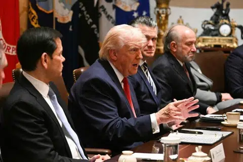 Presiden Amerika Syarikat, Encik Donald Trump, berucap, diiiringi oleh Setiausaha Negara, Encik Marco Rubio (kiri), Setiausaha Pertahanan Encik Pete Hegseth (kedua dari kanan) dan Setiausaha Perdagangan Encik Howard Lutnick (kanan), semasa mesyuarat kabinet di Bilik Kabinet, Rumah Putih di Washington, DC, pada 26 Mac 2026.
