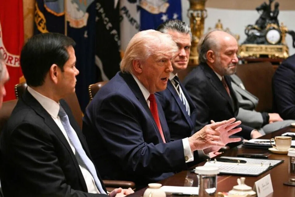 Presiden Amerika Syarikat, Encik Donald Trump, berucap, diiiringi oleh Setiausaha Negara, Encik Marco Rubio (kiri), Setiausaha Pertahanan Encik Pete Hegseth (kedua dari kanan) dan Setiausaha Perdagangan Encik Howard Lutnick (kanan), semasa mesyuarat kabinet di Bilik Kabinet, Rumah Putih di Washington, DC, pada 26 Mac 2026.