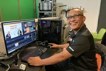 TINGKAT KEMAMPUAN: Encik Salleh Abdul Samad memastikan dirinya sendiri mahir dan terlatih mengendalikan segala peralatan audio visual dan sofwe suntingan agar pelanggan percaya dengan kemampuan khidmatnya. - Foto BH oleh HANIM MOHD SALEH 