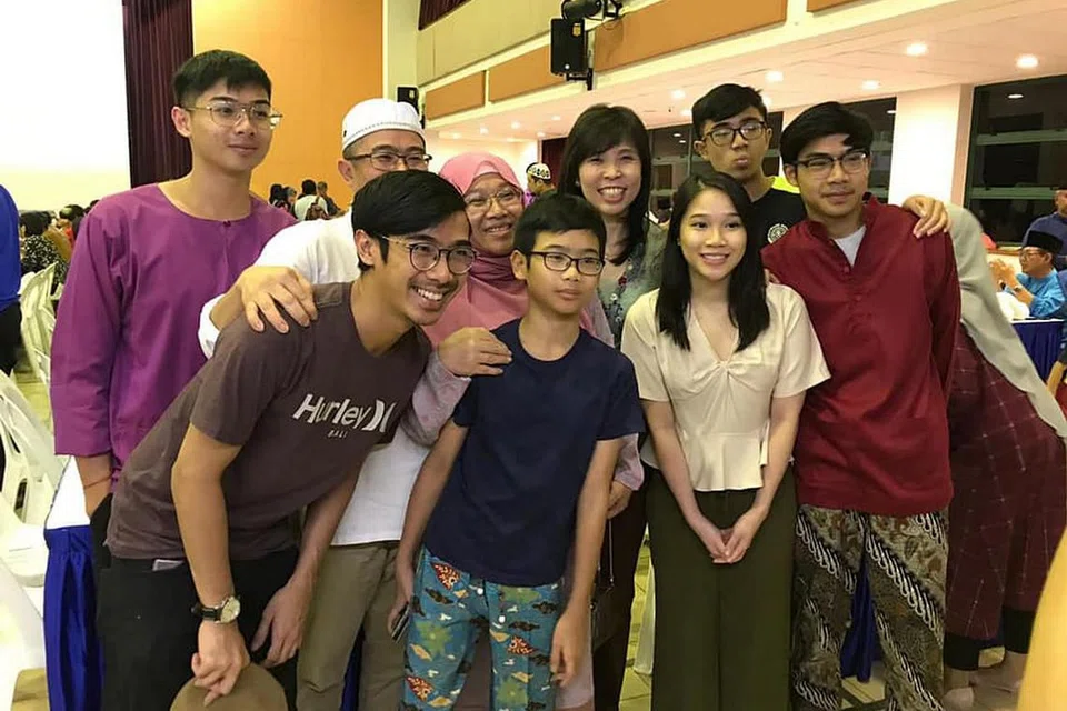 BERBUKA BERSAMA PENDUDUK DAN KELUARGA: Anggota Parlimen (AP) GRC Pasir Ris-Punggol, Encik Zainal Sapari (belakang bersongkok putih) bersama ahli keluarganya dan Penasihat Akar Umbi East Coast GRC GRO, Cik Jessica Tan (belakang, dua dari kanan) menyertai 400 penduduk dari pelbagai bangsa dan agama dalam majlis Buka Puasa 2019 Changi Simei Ahad lalu. - Foto FACEBOOK ZAINAL SAPARI
