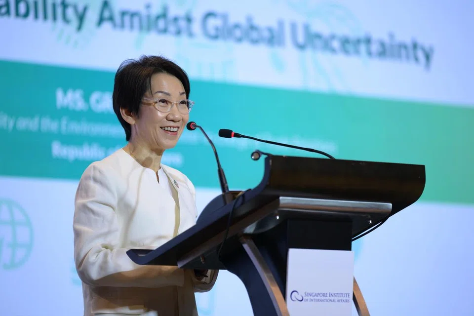 Menteri Kemampanan dan Sekitaran merangkap Menteri Bertanggungjawab bagi Hubungan Perdagangan, Cik Grace Fu, mendedahkan bahawa penyelidik di Singapura sedang menjalin kerjasama dengan negara-negara Asean bagi mengkaji kesan perubahan iklim ke atas sektor pertanian rantau ini, sewaktu berucap di Dialog Singapura ke-12 mengenai Sumber Mampan Dunia, di Hotel One Farrer, Farrer Park, pada 28 Mei.