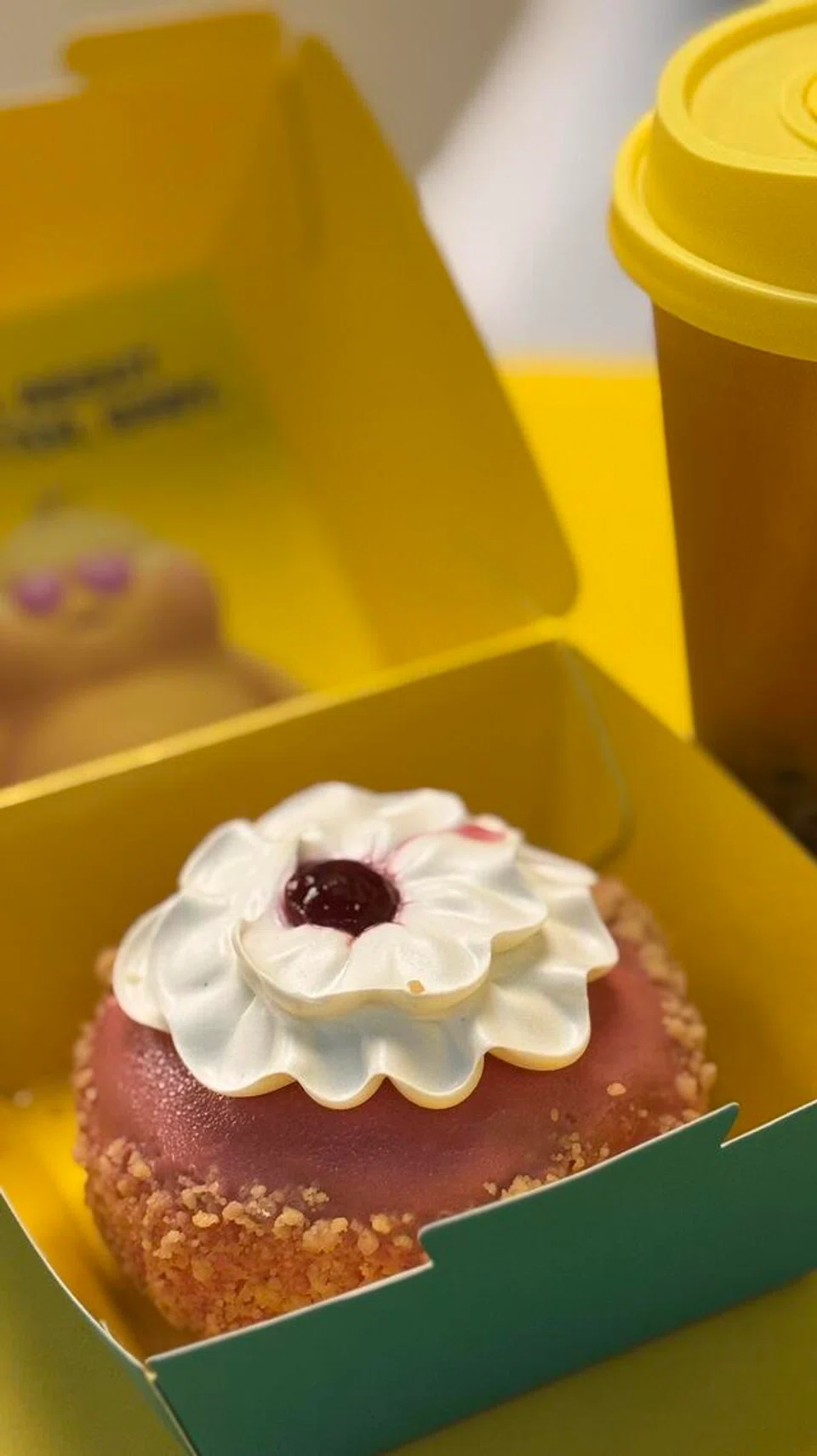 Donut perisa ‘Raspberry Shortcake’ dan minuman ‘Passion Eclipse Green Tea’.