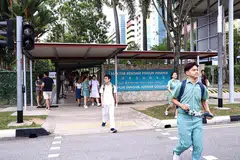 TERBAIK: Kohort tahun lalu yang menduduki peperiksaan GCE peringkat 'A' mencatatkan prestasi terbaik dengan kadar kelulusan 93.4 peratus. Menurut kenyataan MOE, tiada rakaman gambar boleh diambil semasa pelajar mengambil keputusan di dalam kelas sebagai langkah pencegahan ekoran Covid-19. - Foto fail