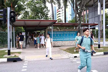 TERBAIK: Kohort tahun lalu yang menduduki peperiksaan GCE peringkat 'A' mencatatkan prestasi terbaik dengan kadar kelulusan 93.4 peratus. Menurut kenyataan MOE, tiada rakaman gambar boleh diambil semasa pelajar mengambil keputusan di dalam kelas sebagai langkah pencegahan ekoran Covid-19. - Foto fail