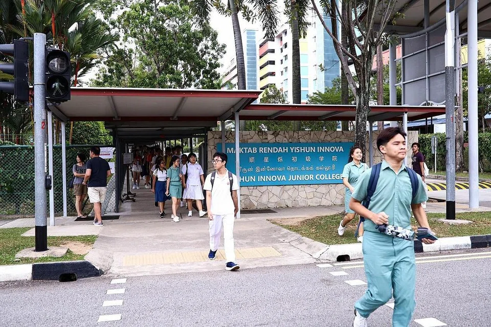 TERBAIK: Kohort tahun lalu yang menduduki peperiksaan GCE peringkat 'A' mencatatkan prestasi terbaik dengan kadar kelulusan 93.4 peratus. Menurut kenyataan MOE, tiada rakaman gambar boleh diambil semasa pelajar mengambil keputusan di dalam kelas sebagai langkah pencegahan ekoran Covid-19. - Foto fail