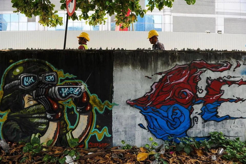 Mural khusus bagi pesawat Malaysia Airlines MH370 yang hilang dilukis pada tembok bersebelahan sebuah tempat letak kereta di Kuala Lumpur pada 24 Mac 2016.