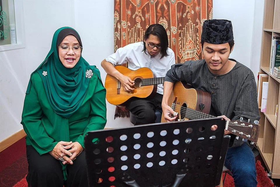 PELUANG KEMBARA: Antara kenangan manis Datin Milah Hussein (kiri) sewaktu bergelar artis 1970-an adalah melibatkan diri dalam program pertukaran artis Asia Tenggara dan program promosi makanan dan lagu Singapura di luar negara. Beliau sudah merantau sejauh India, Dubai dan Denmark. Bersamanya dalam sesi 'gig' santai adalah pemuzik Shafiq (kanan) dan Olly Maguire. - Foto JAY ZEE