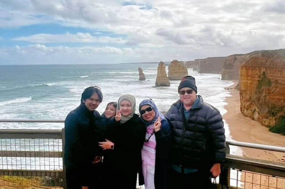 Antara destinasi yang dilawati Rabiatul Ilyana Mohd Idros bersama keluarganya adalah ke Melbourne, Australia, pada 2023. Mereka bergambar di salah satu tarikan popular di sana, iaitu The Great Ocean Road.