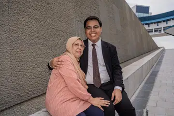 IMBANGI TANGGUNGJAWAB: Encik Muhammad Danial Mohamed K (kanan) akan bergilir-gilir menjaga arwah nenek bersama ibu, Cik Malia Mansor (kiri), di samping menjalani tanggungjawab sebagai pelajar.