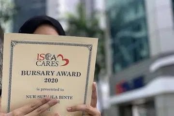 LEGA SEDIKIT KESEMPITAN: Dermasiswa ISCA Cares yang diterima Cik Nur Suhaila baru-baru ini membantu beliau menampung keperluan hariannya. - Foto BH oleh NUR FATHIN AWALLUDIN