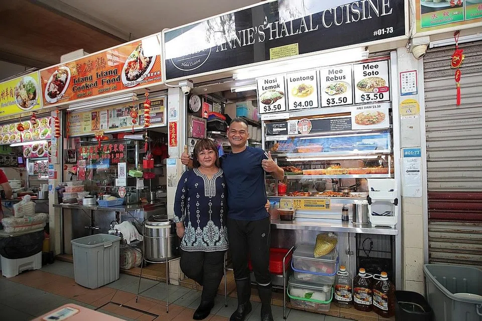 RAIH MANFAAT DIGITAL: Pemilik gerai Annie's Halal Cuisine, Cik Muliani dan suaminya Encik Sawal telah menawarkan kaedah pembayaran elektronik sejak lebih setahun lalu. - Foto BH oleh GIN TAY