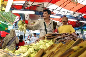 Bazar Ramadan di Geylang Serai pada 2005 turut menjual pelbagai makanan tradisional sempena Hari Raya seperti ketupat dan lepat.