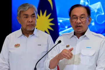 Pengerusi PH, Datuk Seri Anwar Ibrahim (kanan), dan Pengerusi BN, Datuk Seri Dr Ahmad Zahid Hamidi, mencapai kesepakatan bekerjasama dalam PRN Sabah dalam mesyuarat kepimpinan tertinggi pada 8 Mei. 