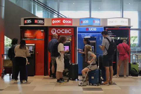Sebahagian besar pekerja muda Singapura didapati meletakkan dana dalam produk bank bebas risiko seperti akaun dengan faedah tinggi, mencerminkan sikap konservatif mereka dalam hal pengurusan dan pelaburan wang.