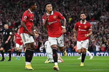 RAIKAN GOL: Jadon Sancho (tengah) meraikan gol selepas membuka tirai jaringan bagi Manchester United di awal perlawanan. - Foto-foto AFP
