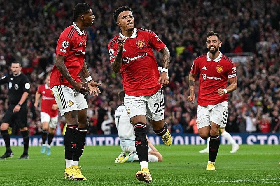 RAIKAN GOL: Jadon Sancho (tengah) meraikan gol selepas membuka tirai jaringan bagi Manchester United di awal perlawanan. - Foto-foto AFP