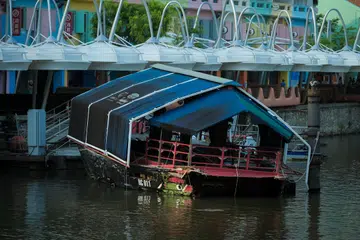 KEADAAN BOT: Salah satu daripada dua ‘twakow’ asal terakhir yang tinggal di Sungai Singapura akan dialihkan kerana keadaan bot semakin buruk yang boleh menimbulkan risiko kepada alam sekitar di Sungai Singapura.