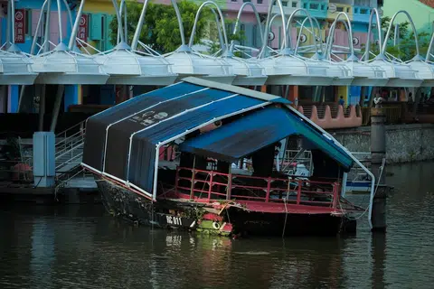 KEADAAN BOT: Salah satu daripada dua ‘twakow’ asal terakhir yang tinggal di Sungai Singapura akan dialihkan kerana keadaan bot semakin buruk yang boleh menimbulkan risiko kepada alam sekitar di Sungai Singapura.