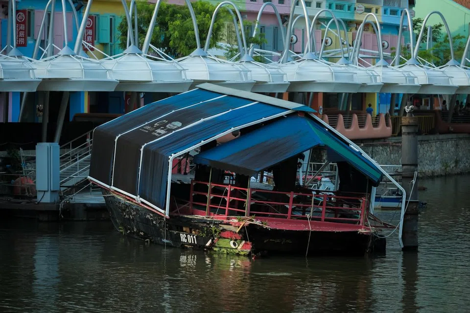 KEADAAN BOT: Salah satu daripada dua ‘twakow’ asal terakhir yang tinggal di Sungai Singapura akan dialihkan kerana keadaan bot semakin buruk yang boleh menimbulkan risiko kepada alam sekitar di Sungai Singapura.