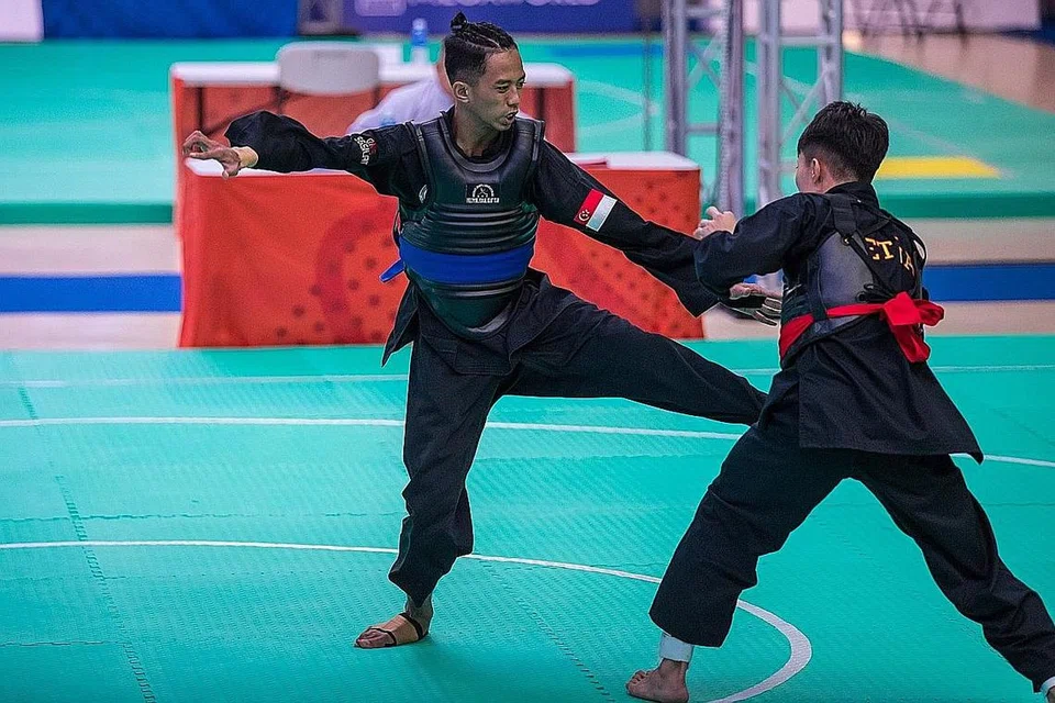 SUKAN SEA PERTAMANYA: Muhammad Hazim (kiri) semasa menentang pesaing dari Vietnam, Nguyen Dinh Tuan, dalam perlawanan akhir pada Sukan SEA 2019, 5 Disember tahun lalu. - Foto BH oleh DYAN TJHIA/SPORT SINGAPORE