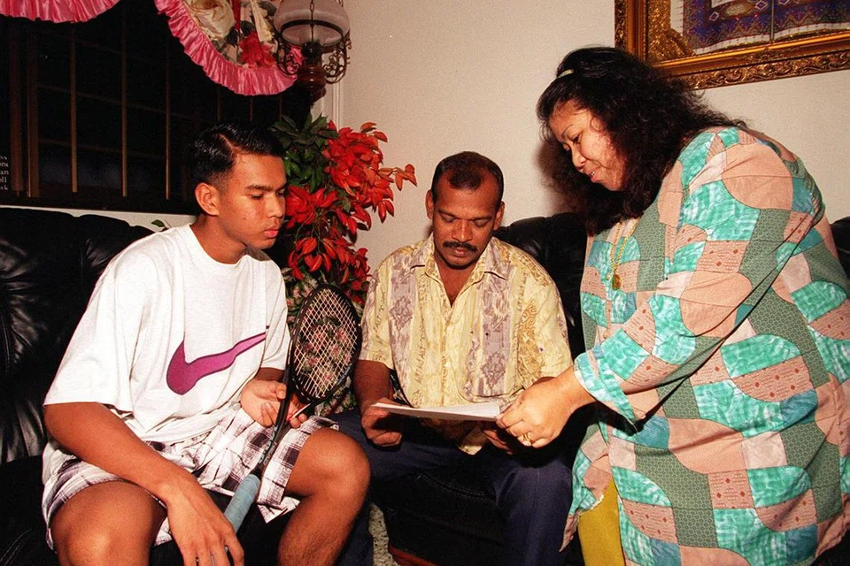 Rizal bersama ibu bapanya, Jasminah Sirat (Allahyarhamha) dan Abdul Kadir Mohamed Hussain, yang memberinya sokongan untuk menundakan pengajian di Politeknik Temasek bagi berlatih dan bermain skuasy sepenuh masa. Foto ini dipetik pada 1996. Waktu itu, Rizal berusia 18 tahun.