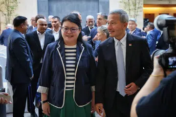 Menteri Ehwal Luar, Dr Vivian Balakrishnan, dan Duta Besar Rena Lee (kiri) menghadiri majlis untuk kor diplomatik di Singapura pada 8 Januari 2025. Majlis itu diadakan untuk menyampaikan pencalonan Cik Lee ke Mahkamah Keadilan Antarabangsa ( ICJ).