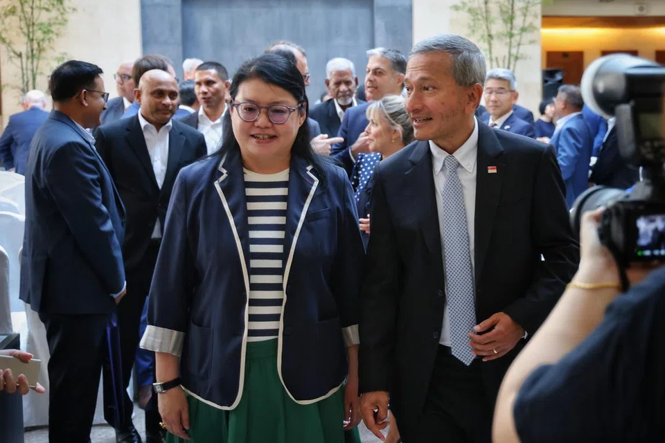 Menteri Ehwal Luar, Dr Vivian Balakrishnan, dan Duta Besar Rena Lee (kiri) menghadiri majlis untuk kor diplomatik di Singapura pada 8 Januari 2025. Majlis itu diadakan untuk menyampaikan pencalonan Cik Lee ke Mahkamah Keadilan Antarabangsa ( ICJ).