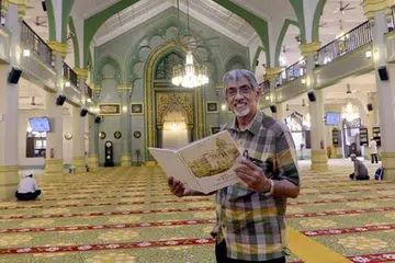 YAKIN DENGAN SOKONGAN MASYARAKAT: Pengerusi Lembaga Pengamanah dan Lembaga Pengurusan Masjid Sultan, Encik Mohamed Patail, memegang buku yang baru diterbitkan mengenai masjid itu di ruang solatnya yang akan dipasang dengan kemudahan hawa dingin kelak. - Foto TAUFIK A. KADER